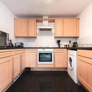 Spacious Comfort Haven: 2-bed Smart With Free Parking Southampton